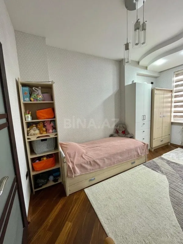 Satılır 3 otaqlı mənzil 121 m²