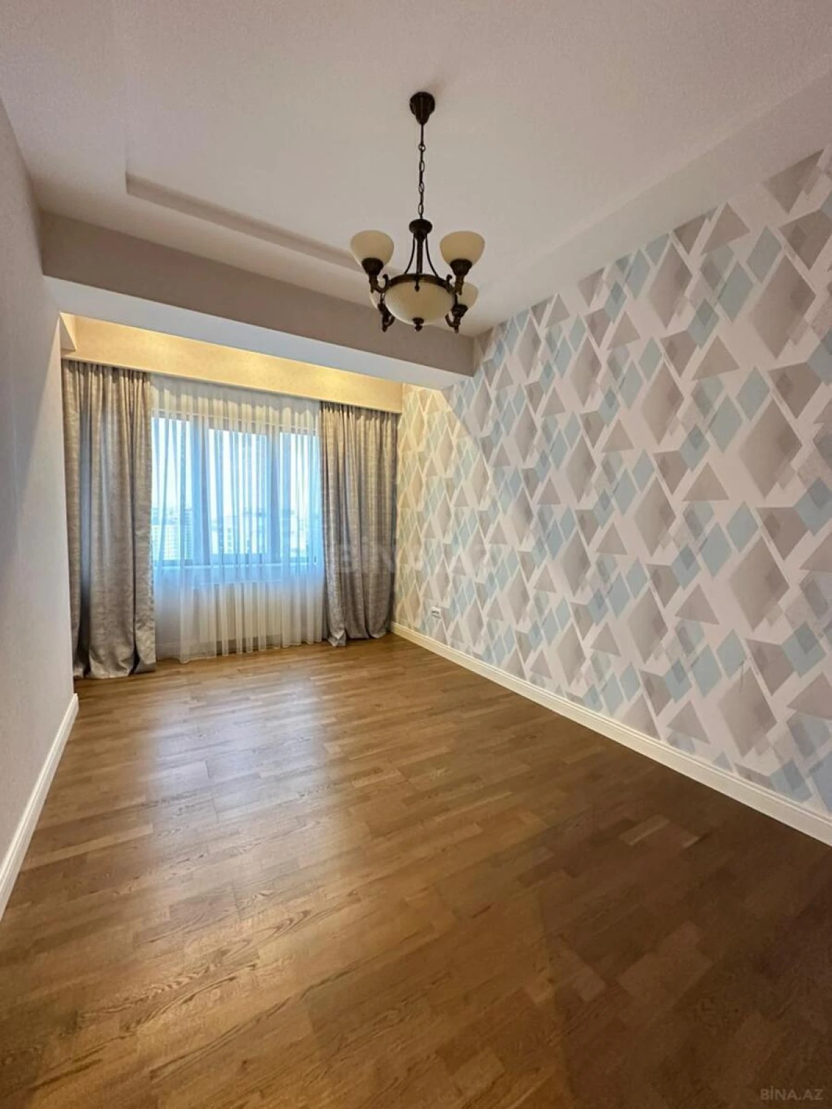 Kirayə verilir 5 otaqlı mənzil 220 m²