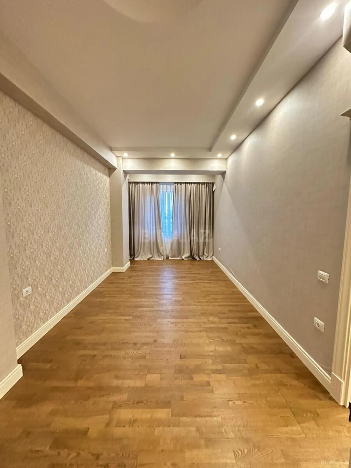 Kirayə verilir 5 otaqlı mənzil 220 m²