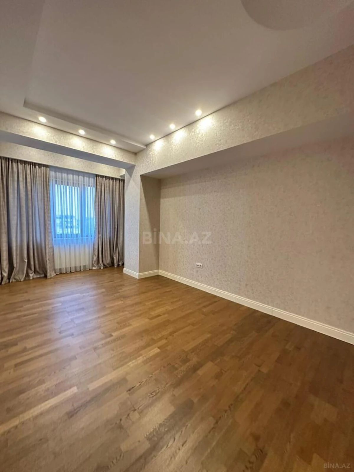 Kirayə verilir 5 otaqlı mənzil 220 m²