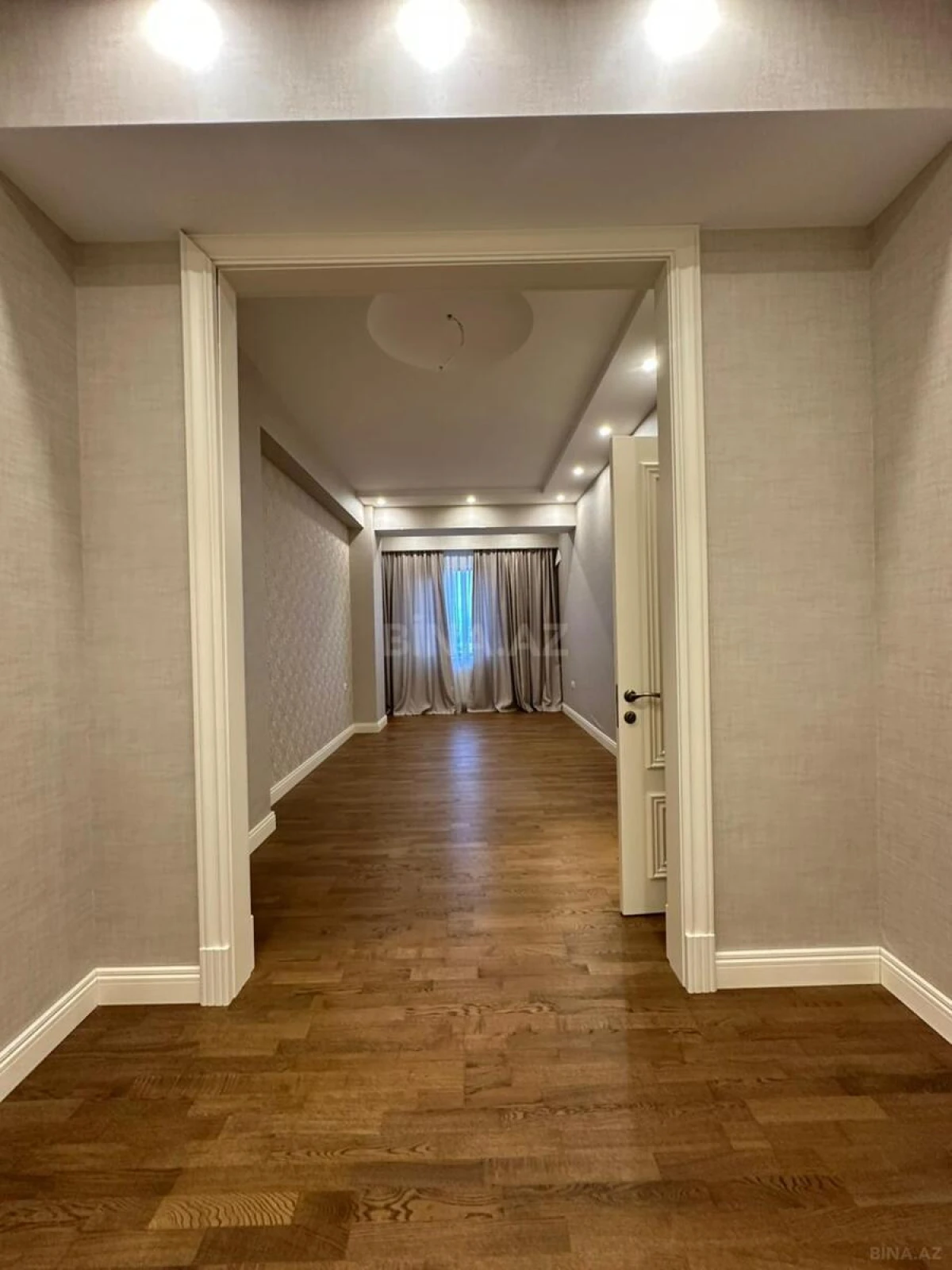 Kirayə verilir 5 otaqlı mənzil 220 m²