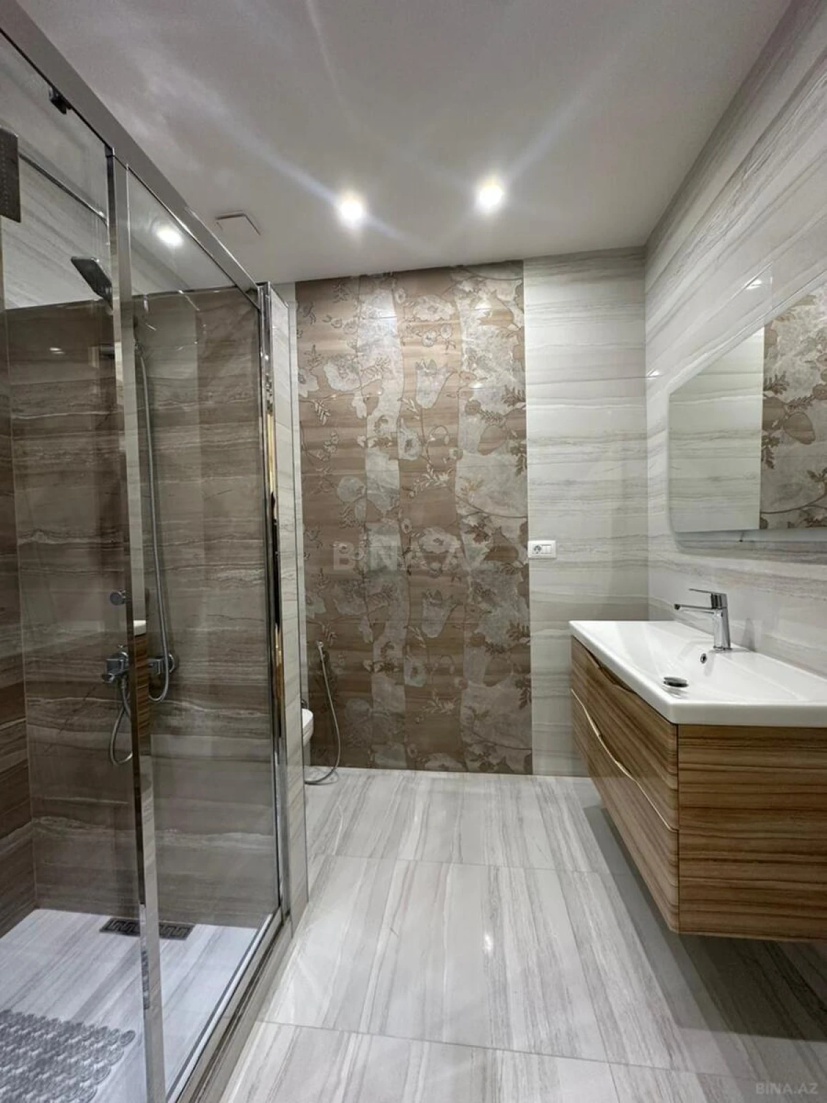 Kirayə verilir 5 otaqlı mənzil 220 m²