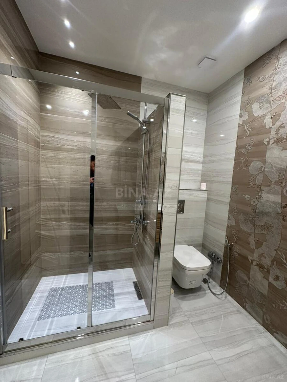 Kirayə verilir 5 otaqlı mənzil 220 m²