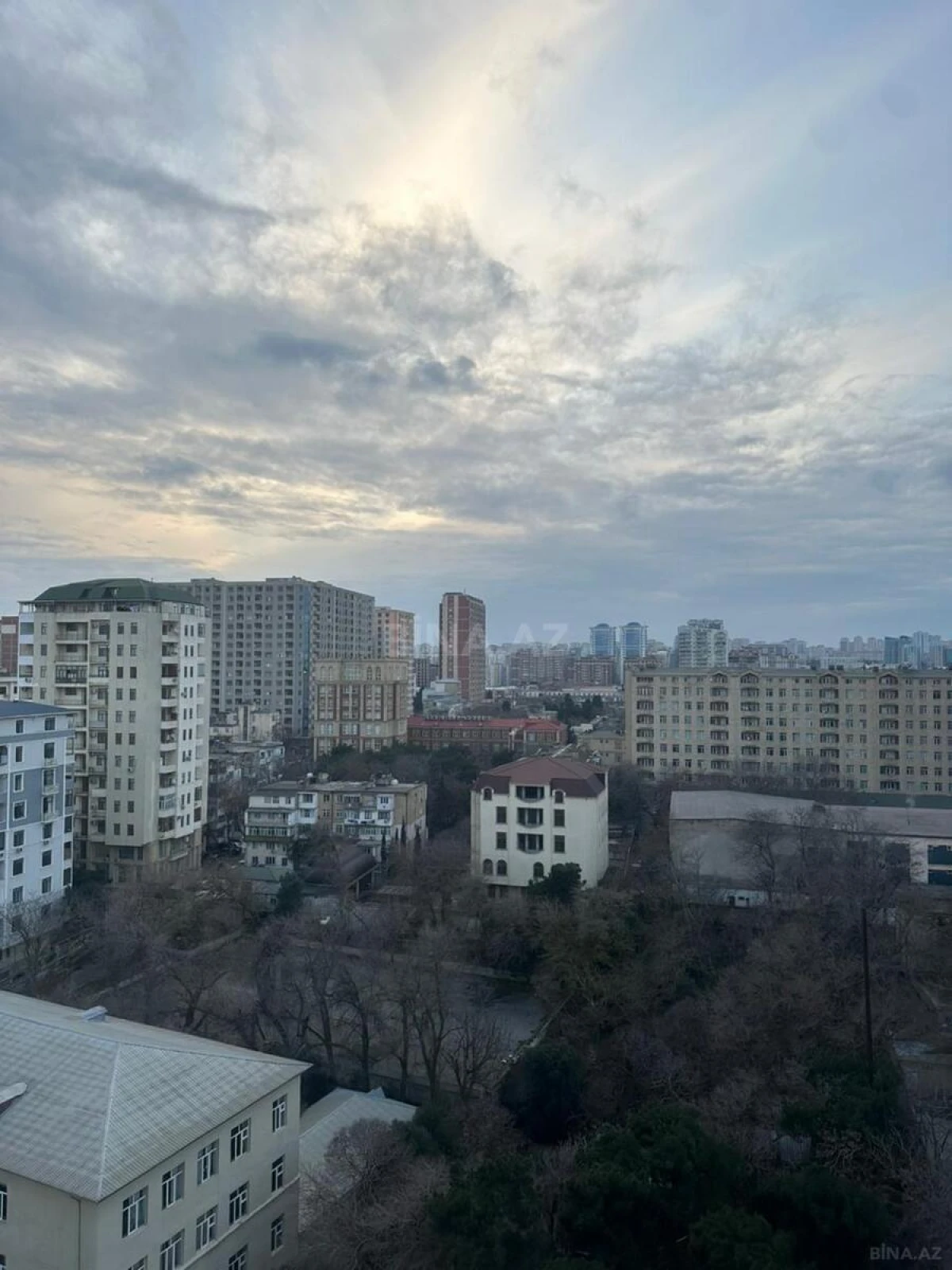 Kirayə verilir 5 otaqlı mənzil 220 m²