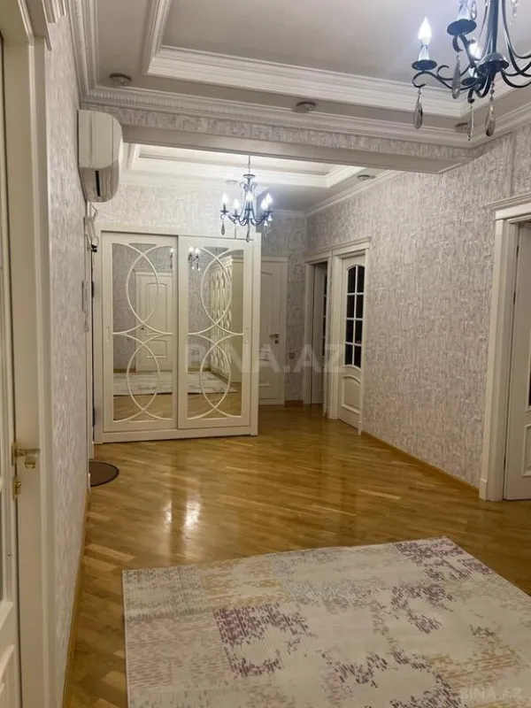 Satılır 4 otaqlı mənzil 156 m²