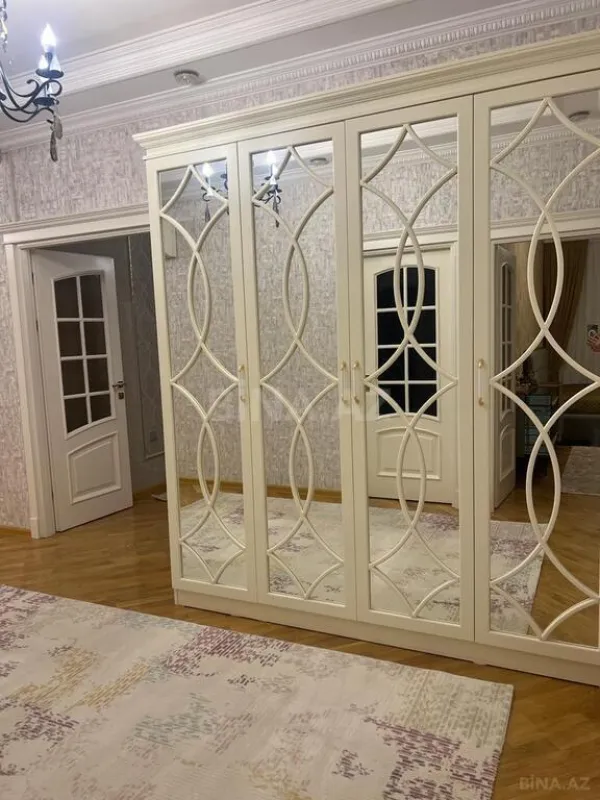 Satılır 4 otaqlı mənzil 156 m²