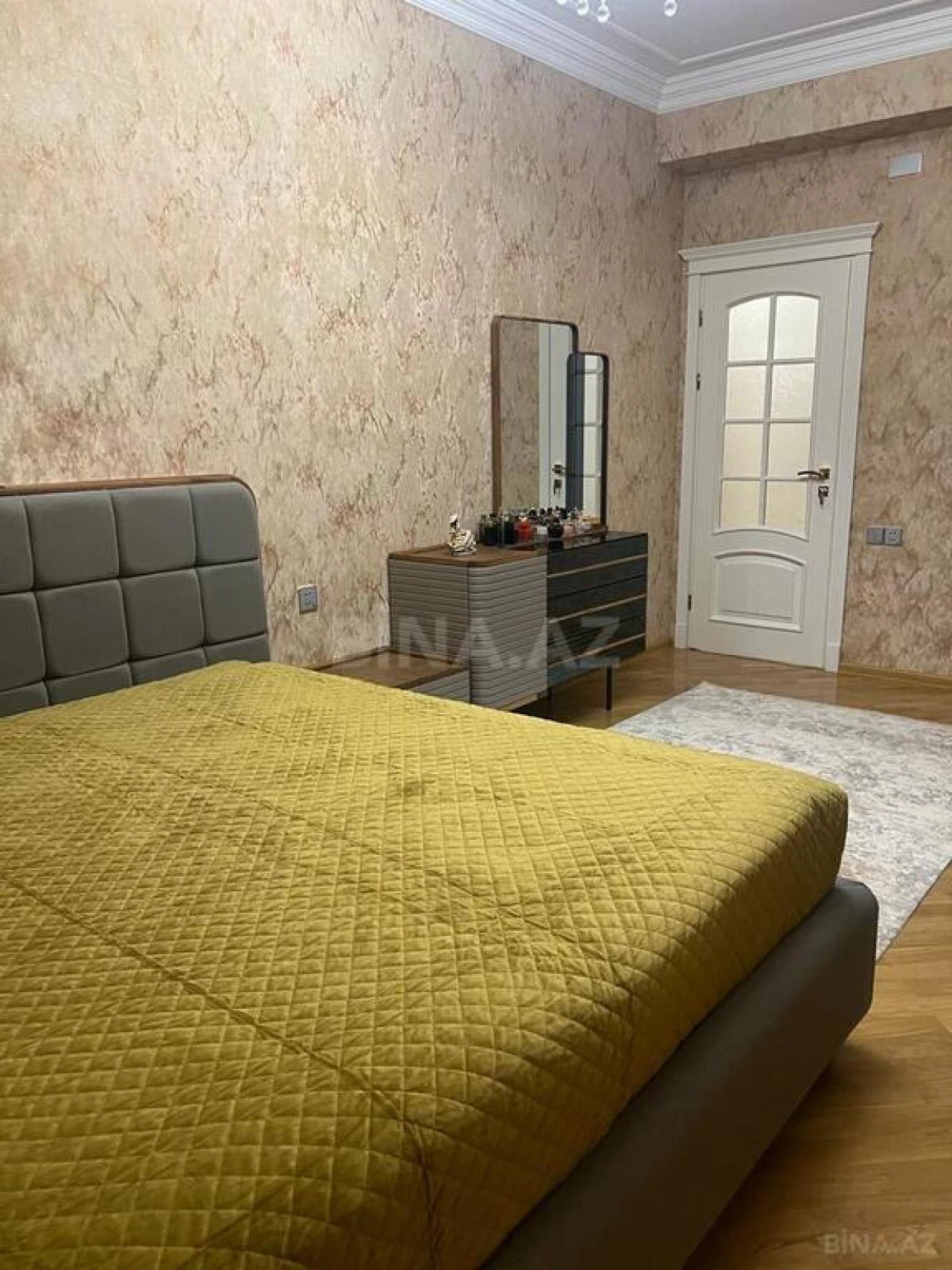 Satılır 4 otaqlı mənzil 156 m²