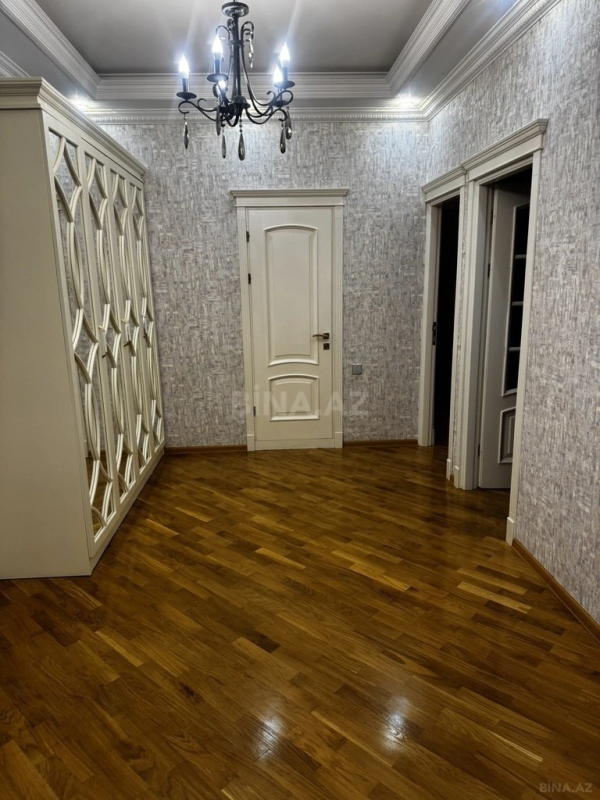 Satılır 4 otaqlı mənzil 156 m²