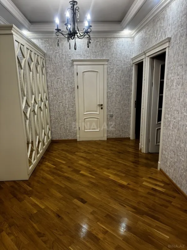 Satılır 4 otaqlı mənzil 156 m²