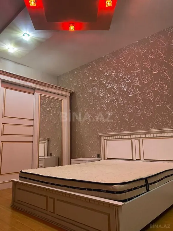 Satılır 3 otaqlı mənzil 130 m²