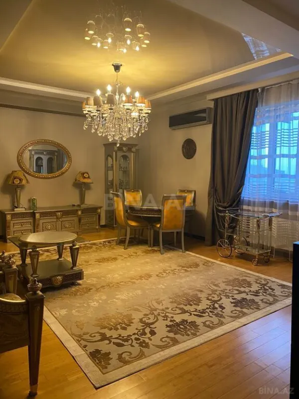 Satılır 3 otaqlı mənzil 130 m²