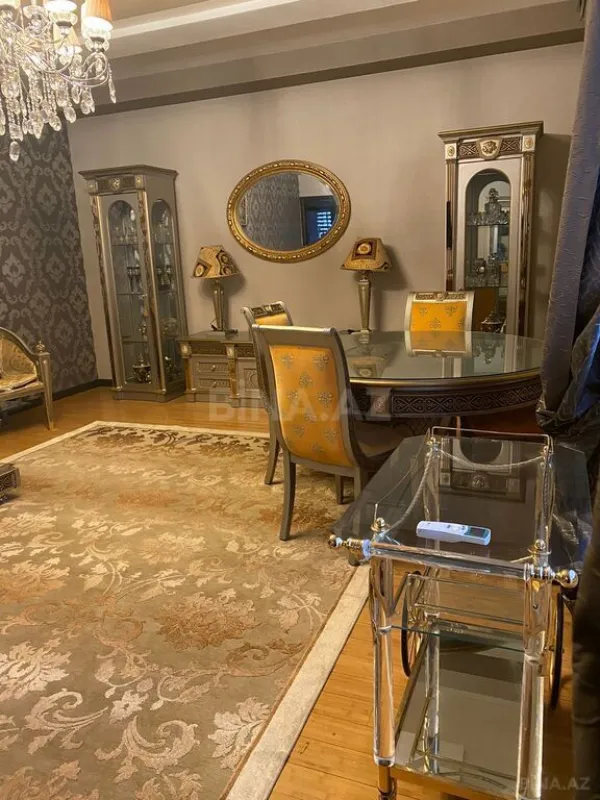 Satılır 3 otaqlı mənzil 130 m²