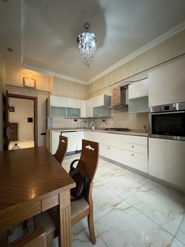 Kirayə verilir 3 otaqlı mənzil 140 m²