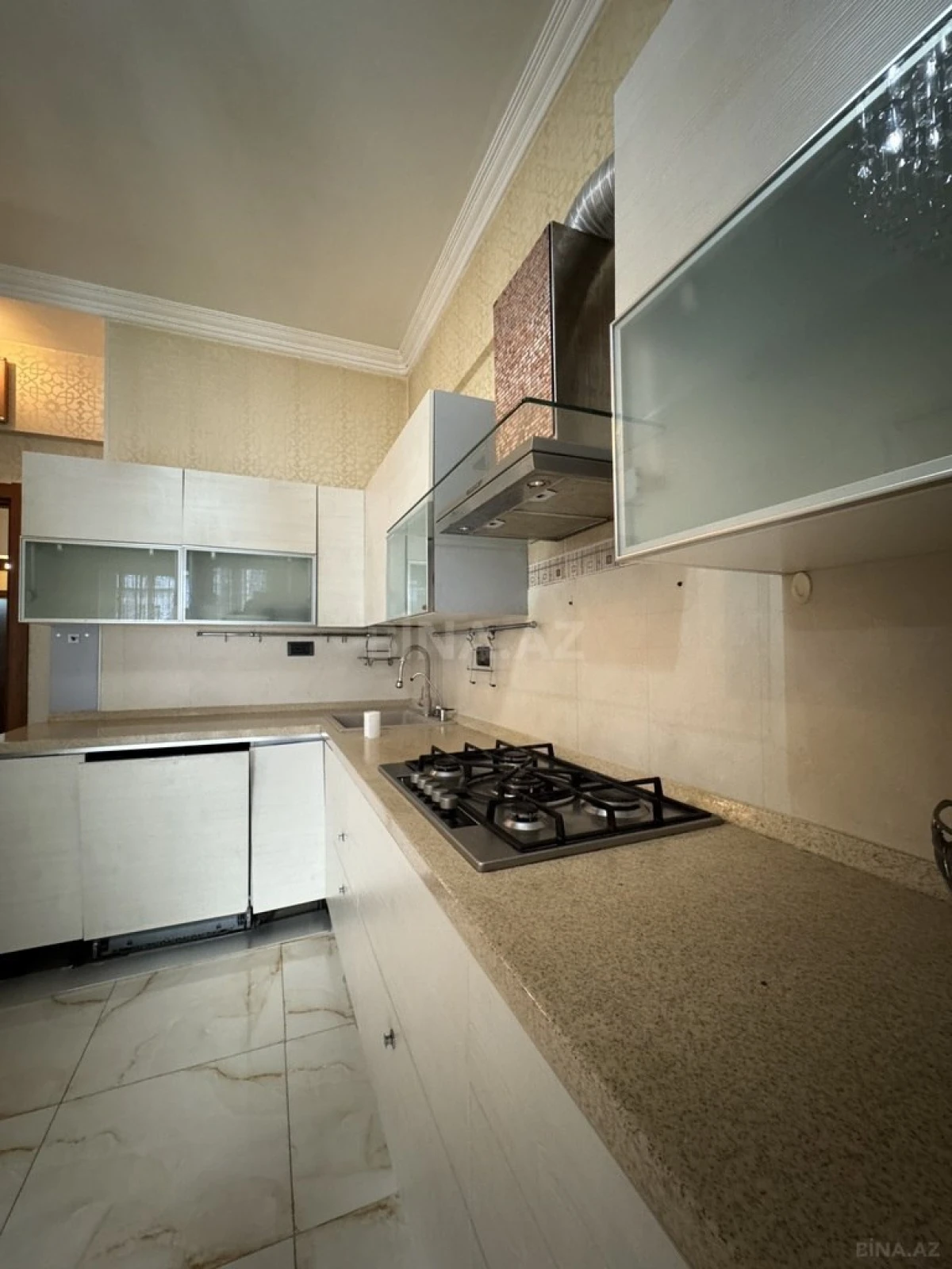 Kirayə verilir 3 otaqlı mənzil 140 m²