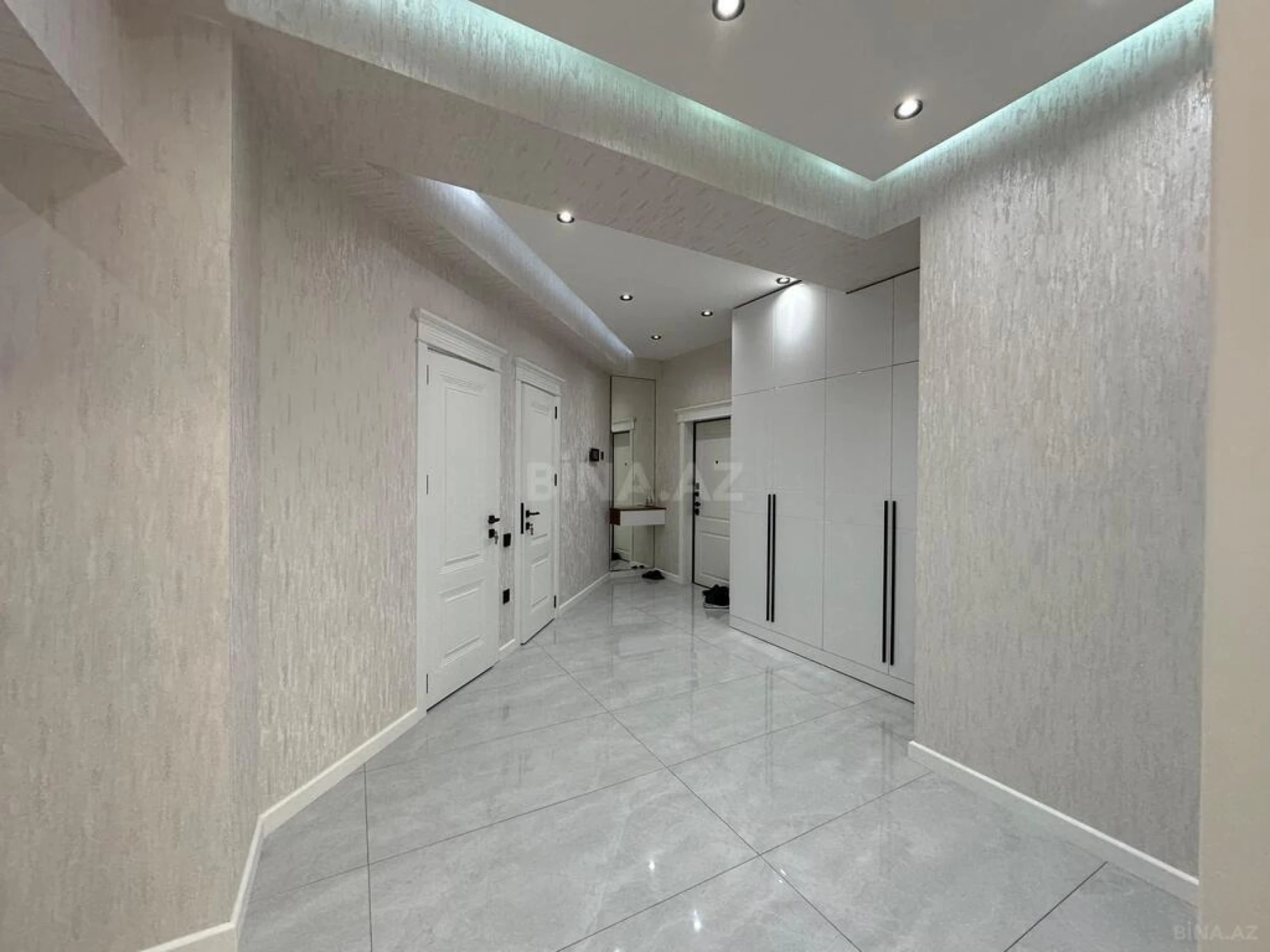 Satılır 3 otaqlı mənzil 107 m²