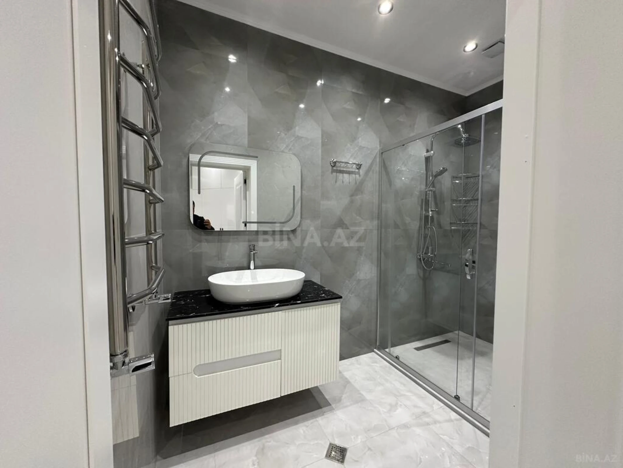 Satılır 3 otaqlı mənzil 107 m²