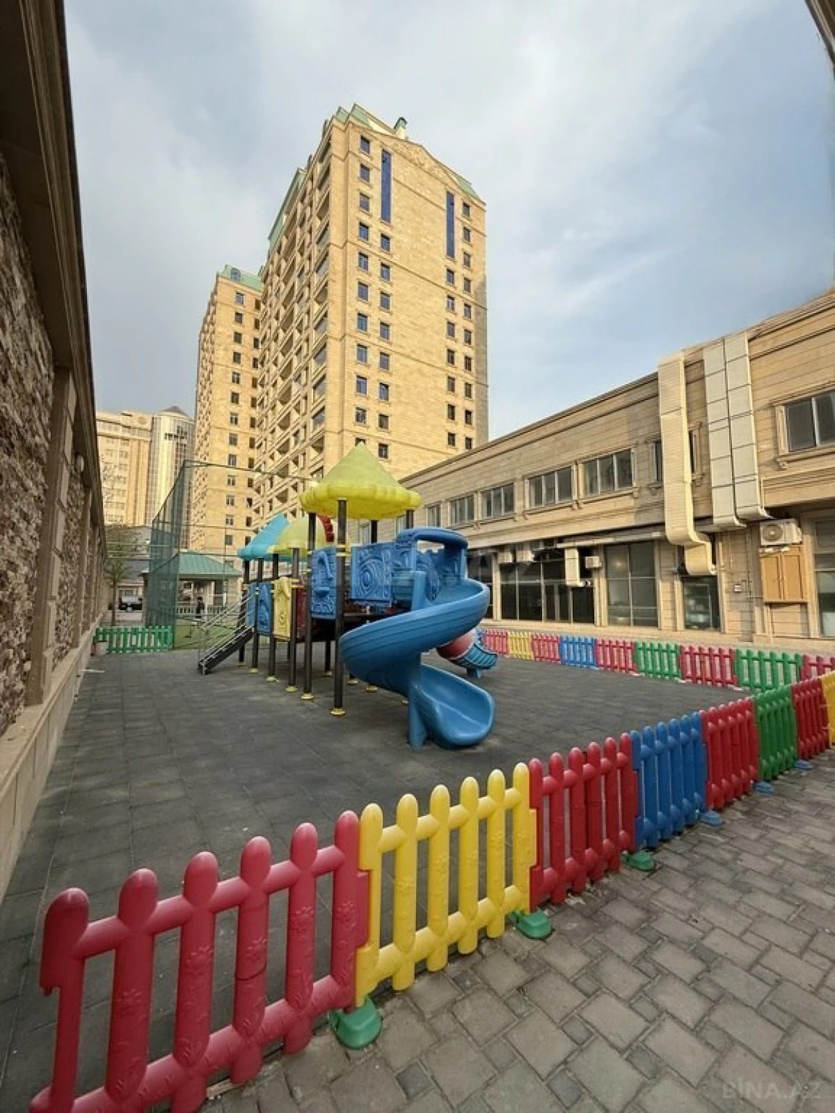 Kirayə verilir 3 otaqlı mənzil 170 m²