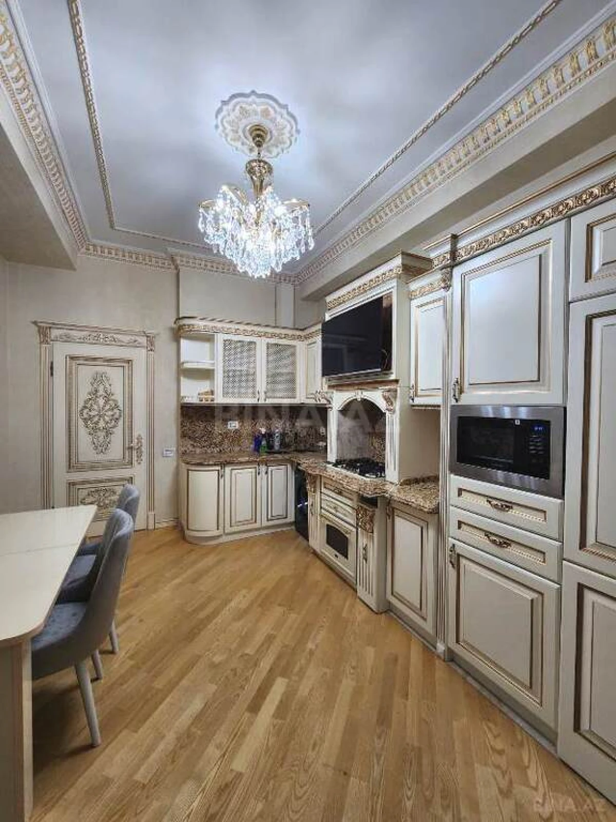 Satılır 3 otaqlı mənzil 170 m²