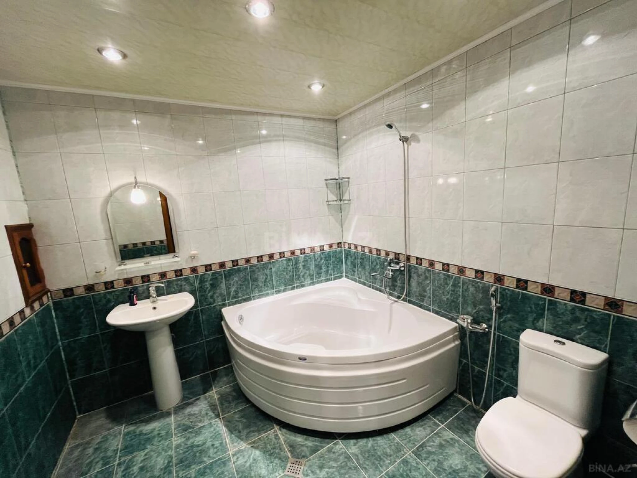 Satılır 3 otaqlı mənzil 134 m²