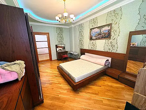 Satılır 3 otaqlı mənzil 165.5 m²