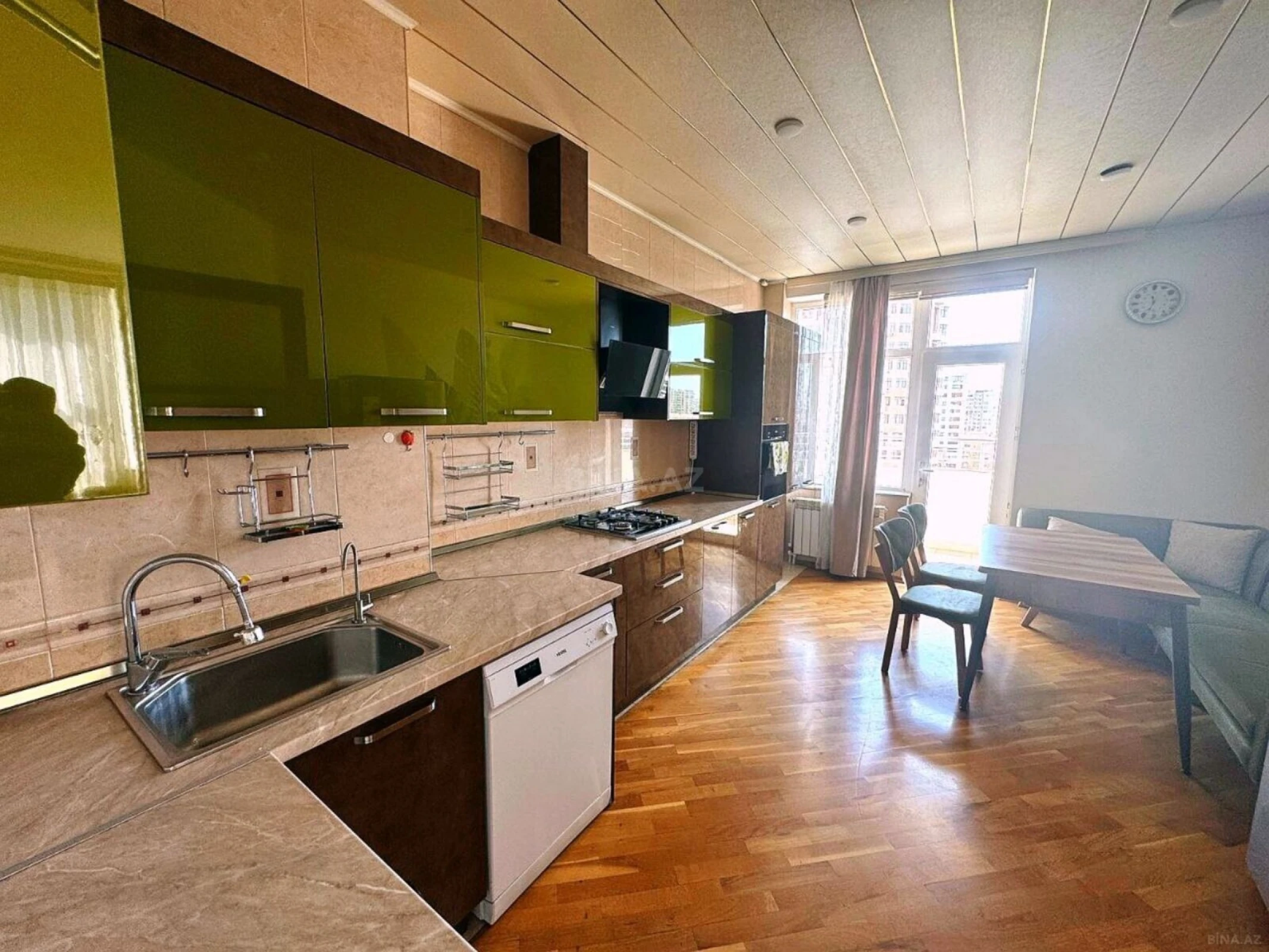 Satılır 3 otaqlı mənzil 165.5 m²