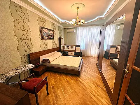 Satılır 3 otaqlı mənzil 165.5 m²
