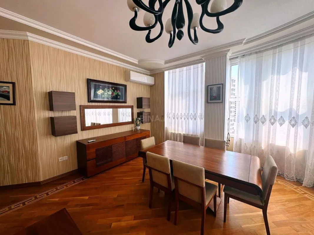 Satılır 3 otaqlı mənzil 165.5 m²
