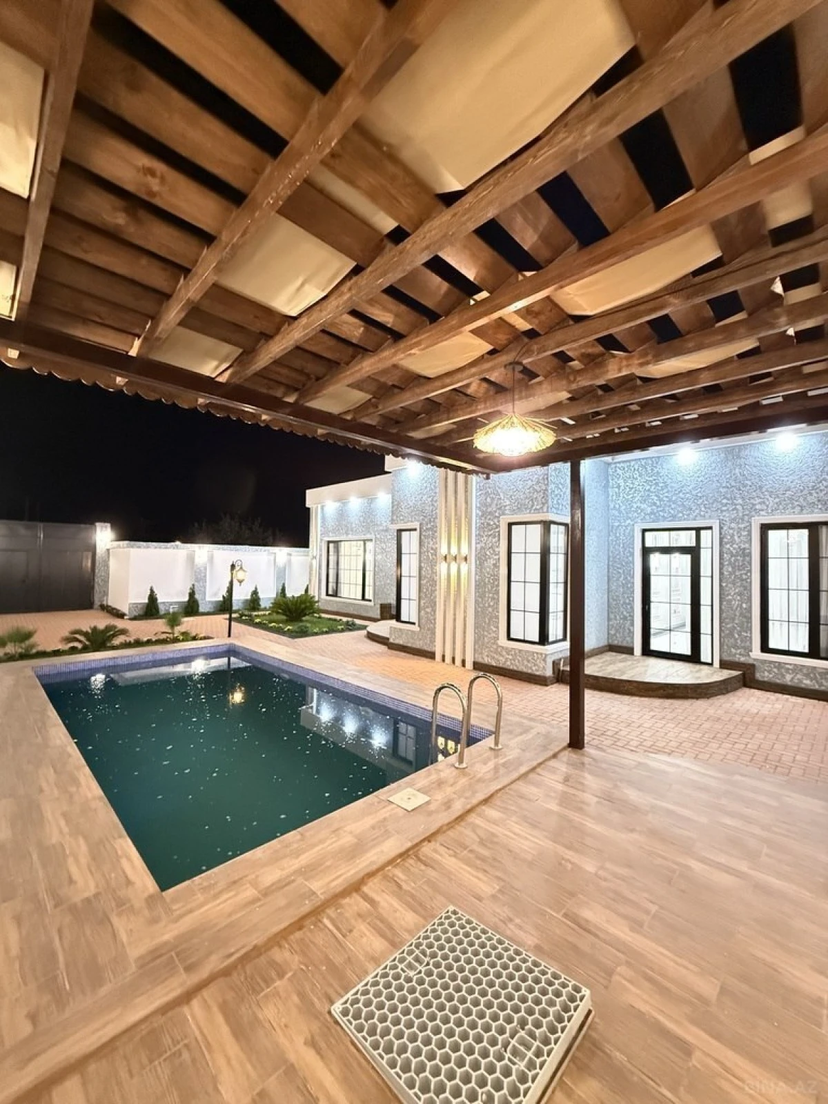 Satılır 5 otaqlı həyət evi 200 m²