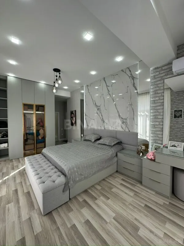 Satılır 4 otaqlı mənzil 129 m²