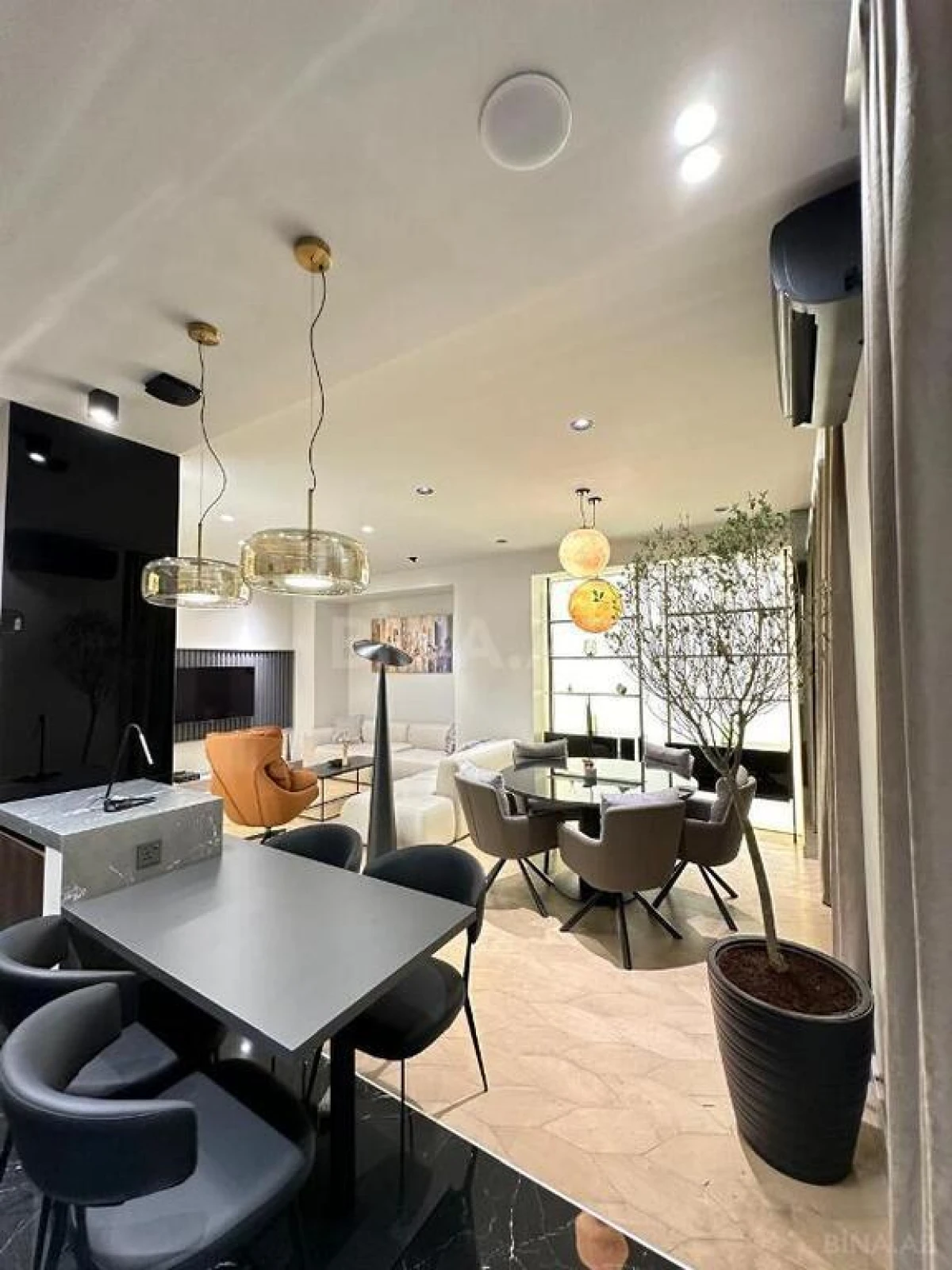 Satılır 3 otaqlı mənzil 148 m²