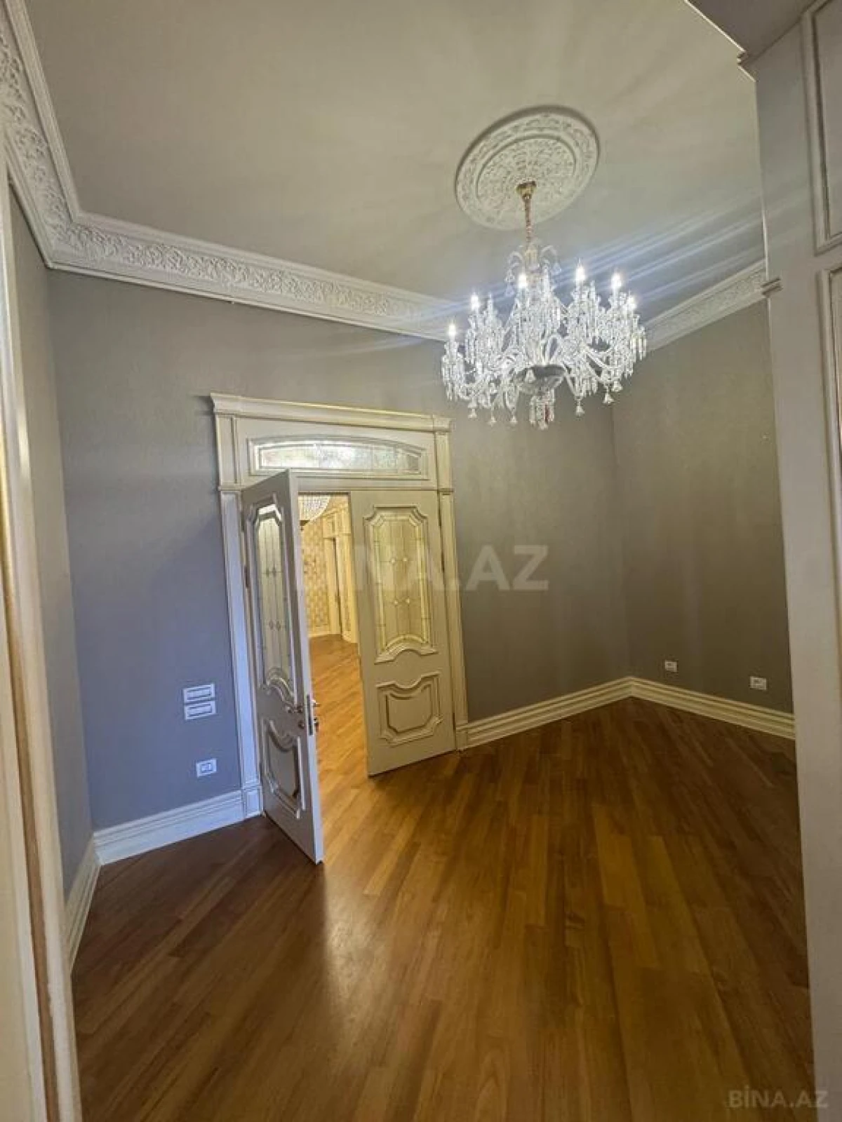 Kirayə verilir 6 otaqlı mənzil 360 m²