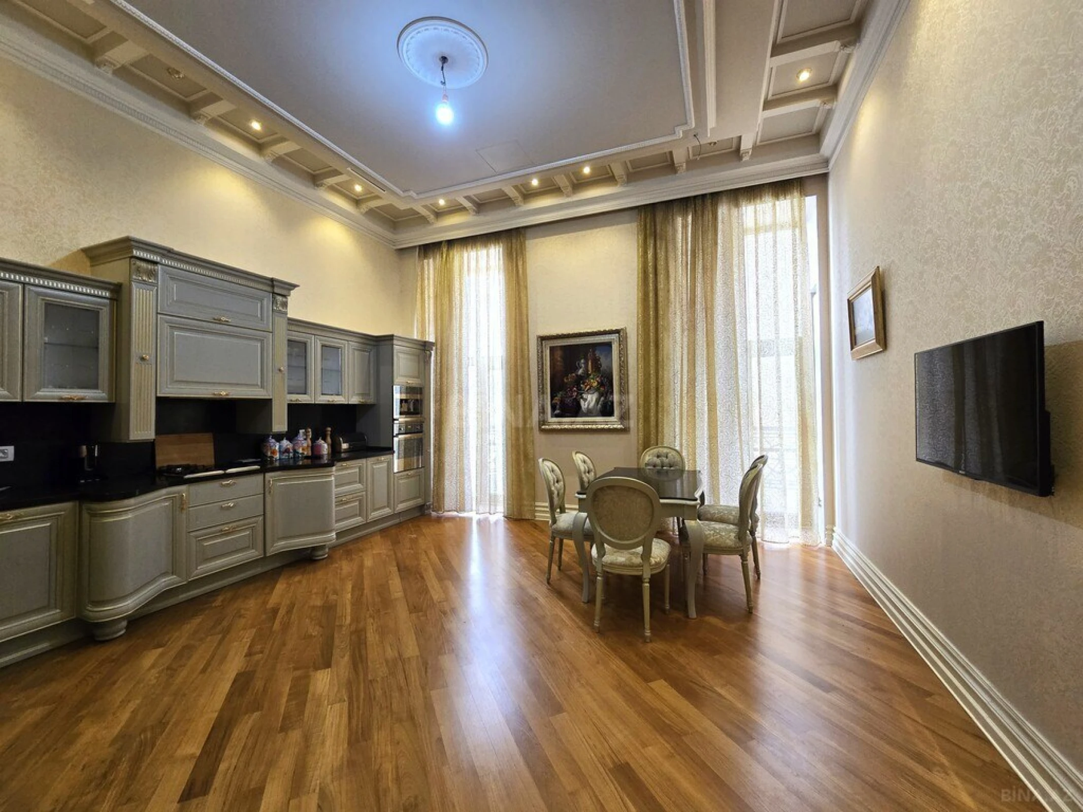 Kirayə verilir 6 otaqlı mənzil 360 m²