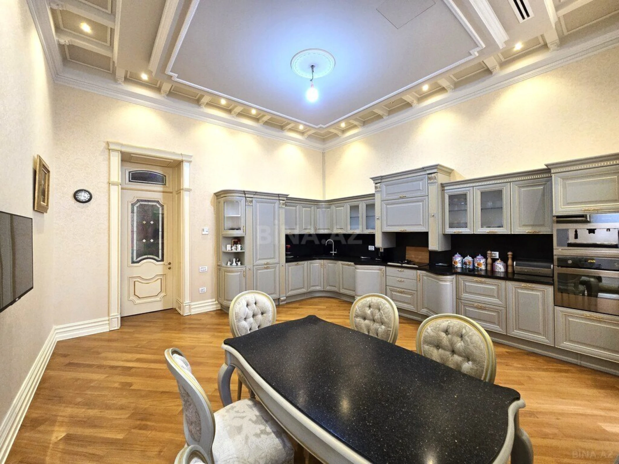 Kirayə verilir 6 otaqlı mənzil 360 m²