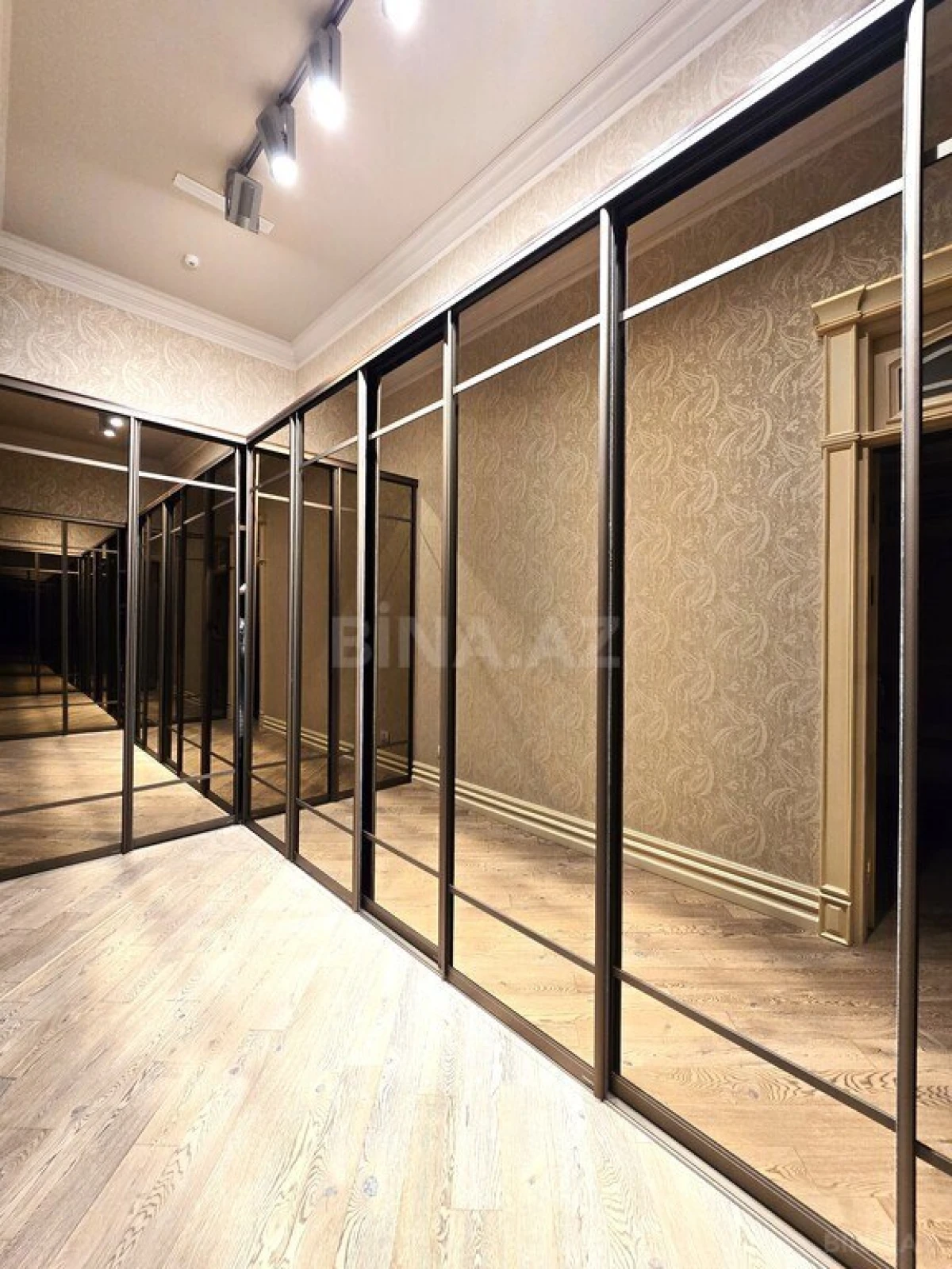 Kirayə verilir 6 otaqlı mənzil 360 m²