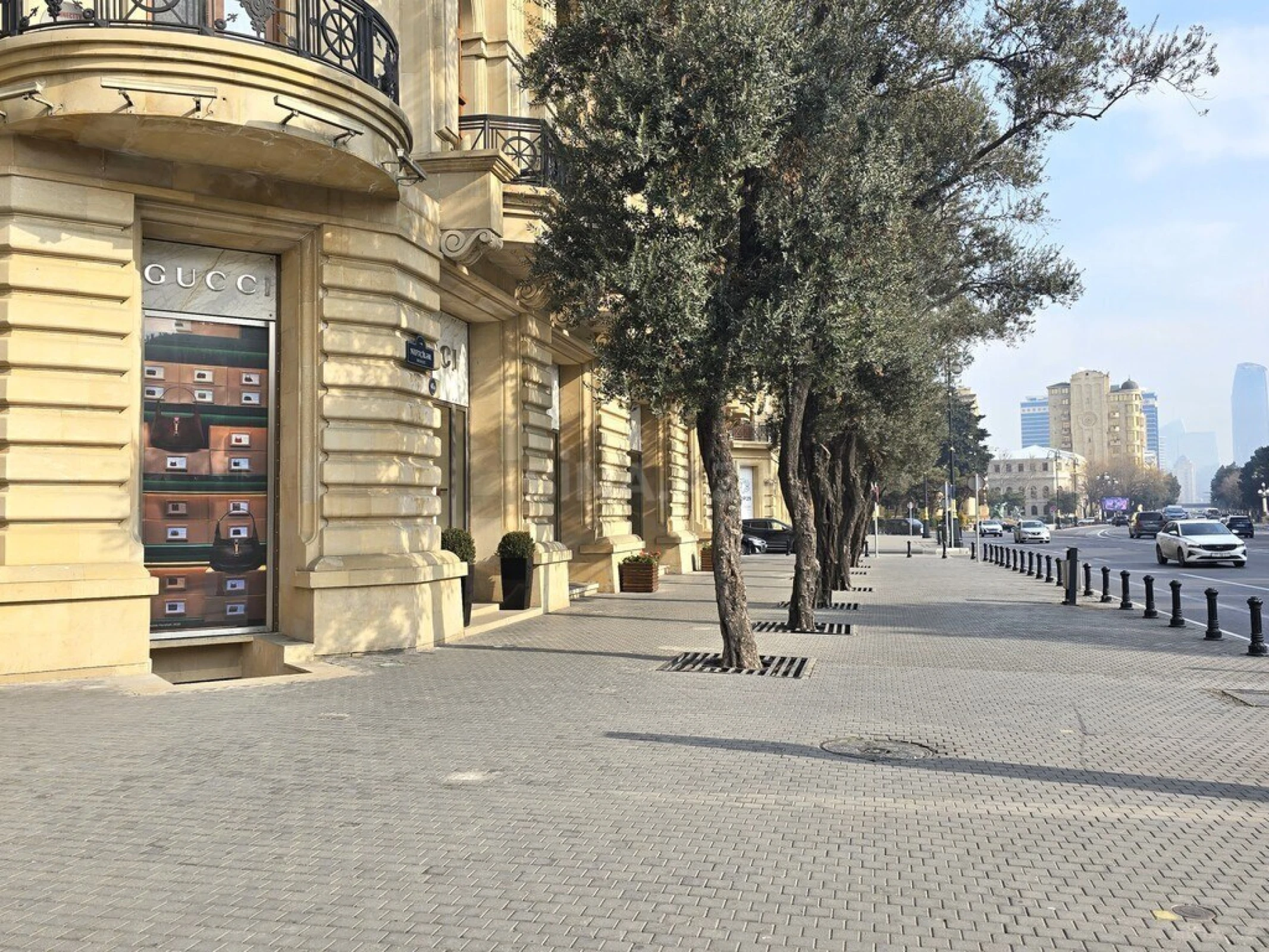 Kirayə verilir 6 otaqlı mənzil 360 m²