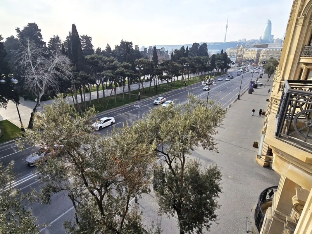 Kirayə verilir 6 otaqlı mənzil 360 m²