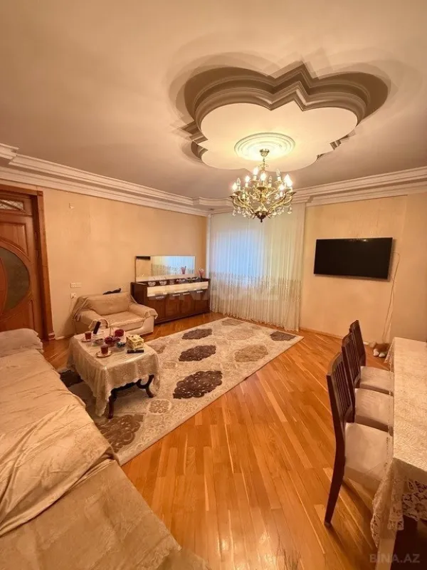 Satılır 3 otaqlı mənzil 135 m²