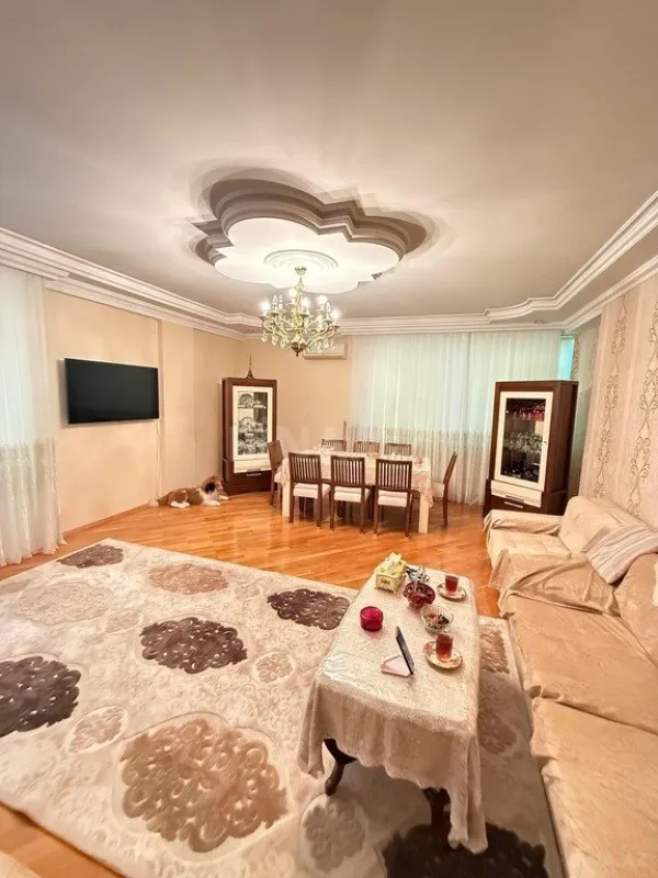 Satılır 3 otaqlı mənzil 135 m²