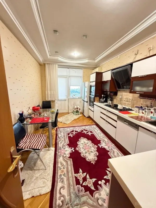 Satılır 3 otaqlı mənzil 135 m²