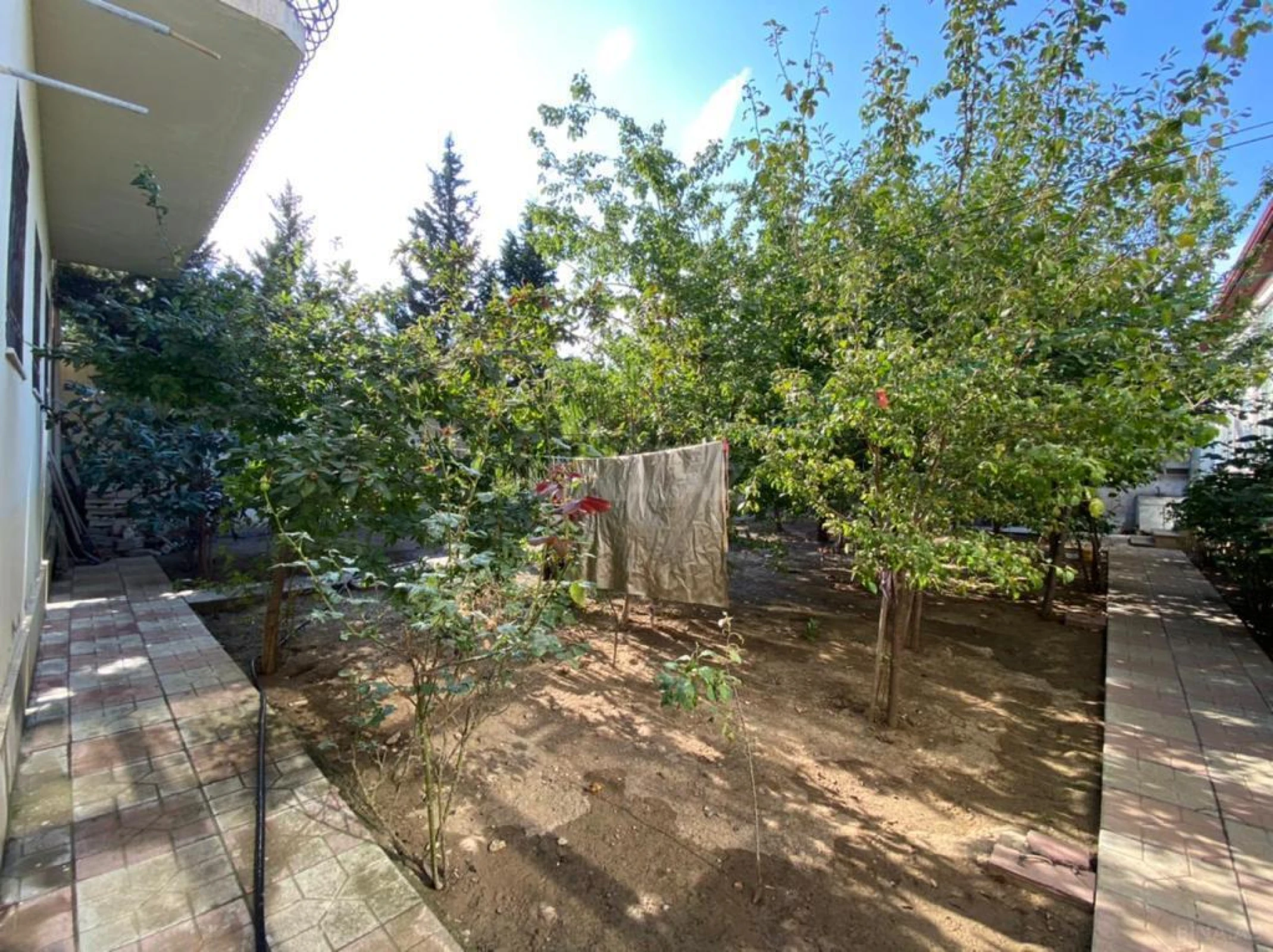 Satılır 9 otaqlı həyət evi 380 m²