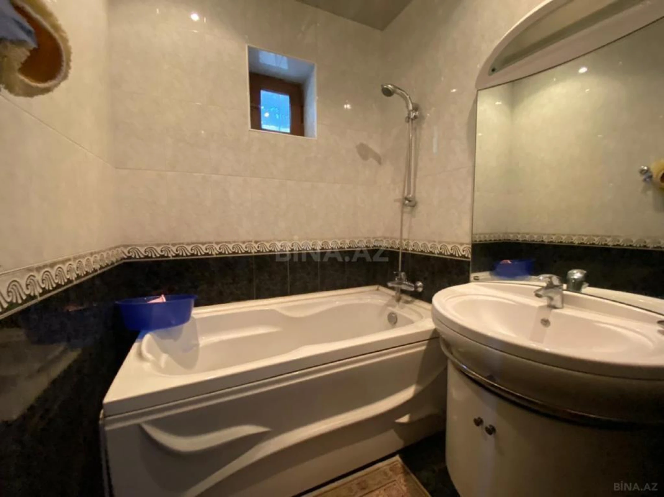 Satılır 9 otaqlı həyət evi 380 m²