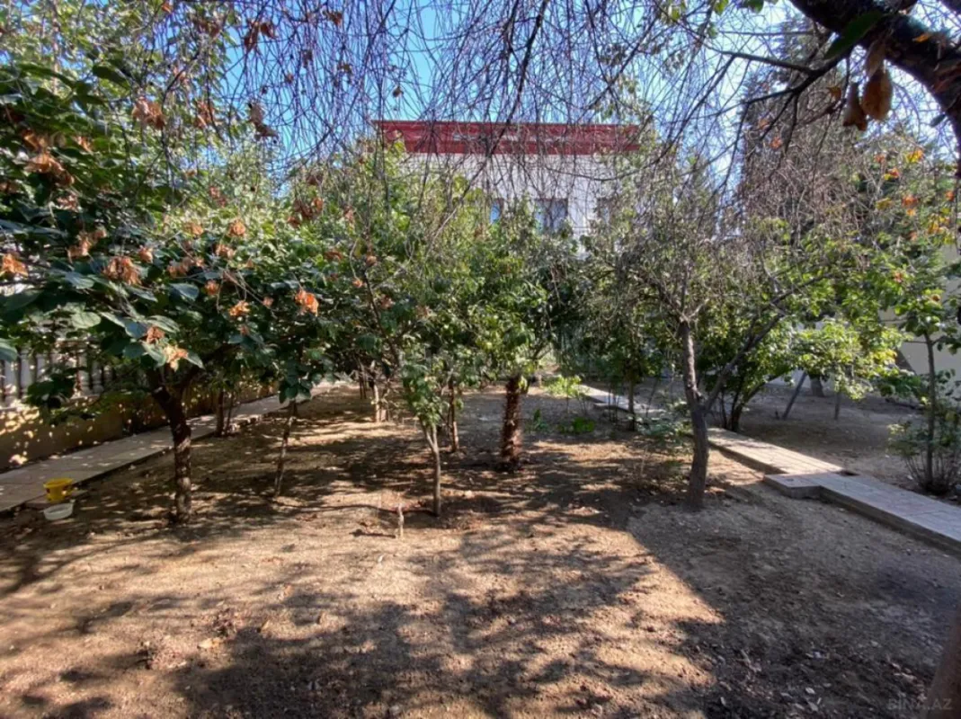 Satılır 9 otaqlı həyət evi 380 m²