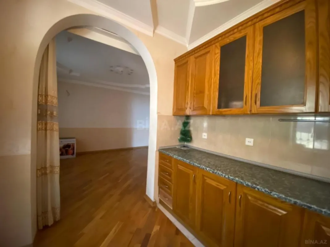 Satılır 9 otaqlı həyət evi 380 m²