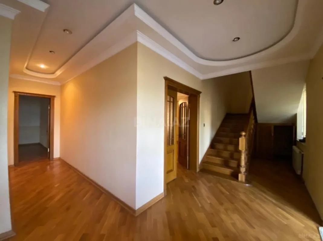 Satılır 9 otaqlı həyət evi 380 m²