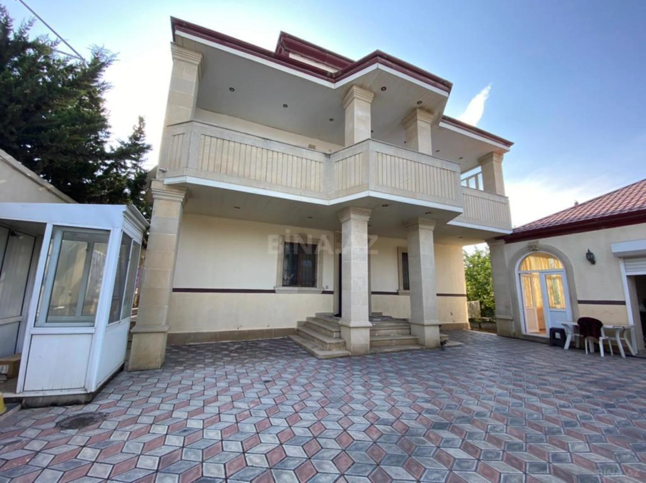 Satılır 9 otaqlı həyət evi 380 m²