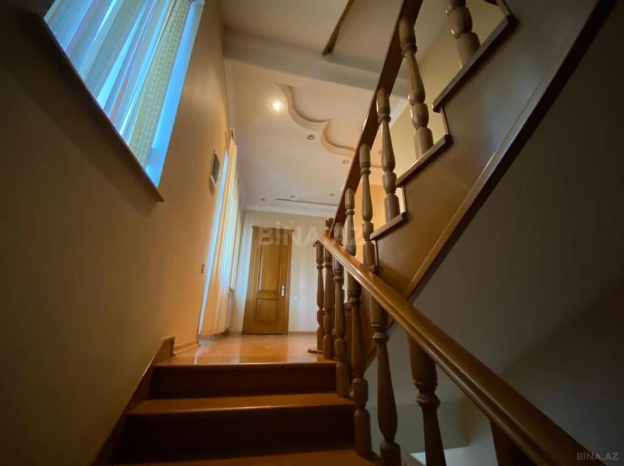 Satılır 9 otaqlı həyət evi 380 m²