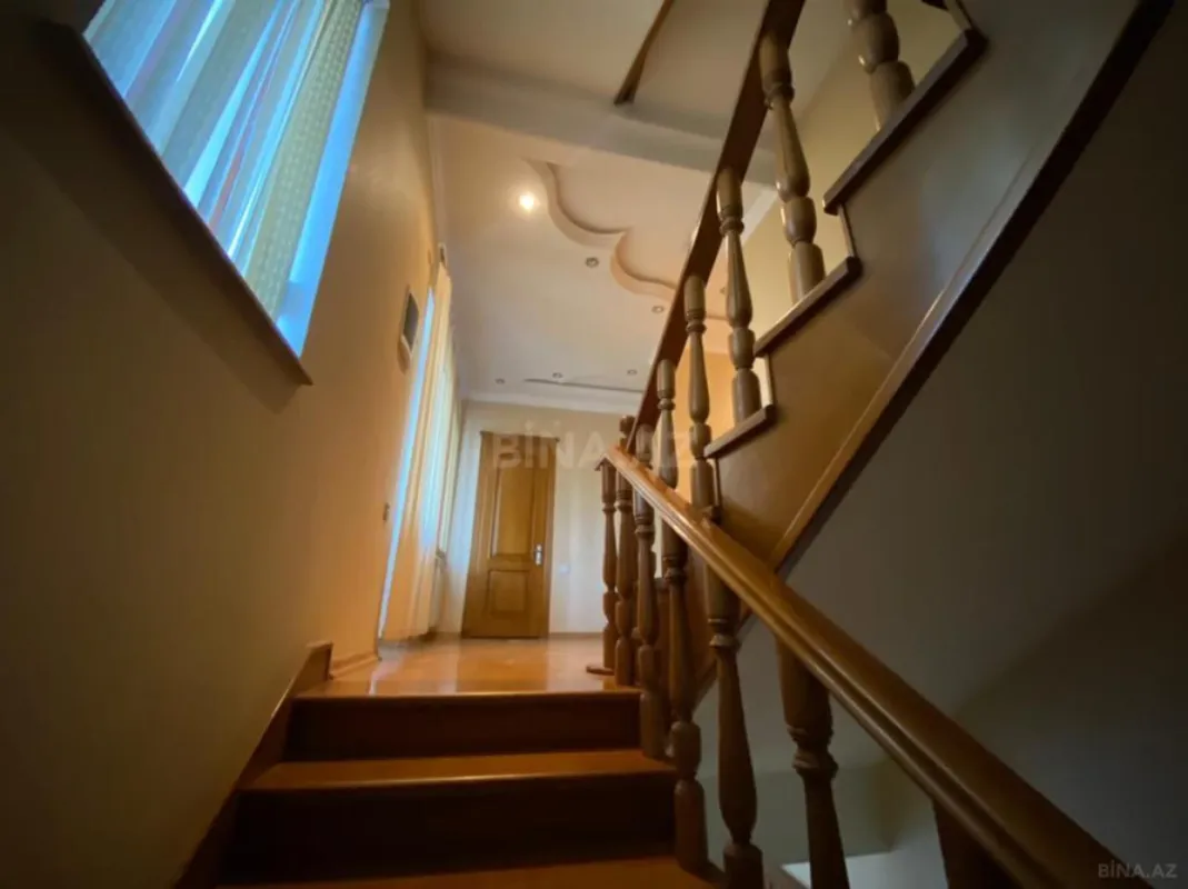 Satılır 9 otaqlı həyət evi 380 m²