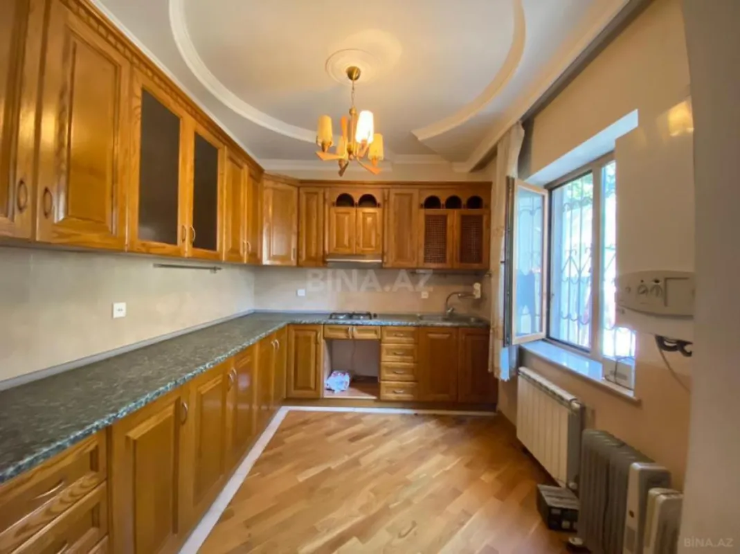 Satılır 9 otaqlı həyət evi 380 m²