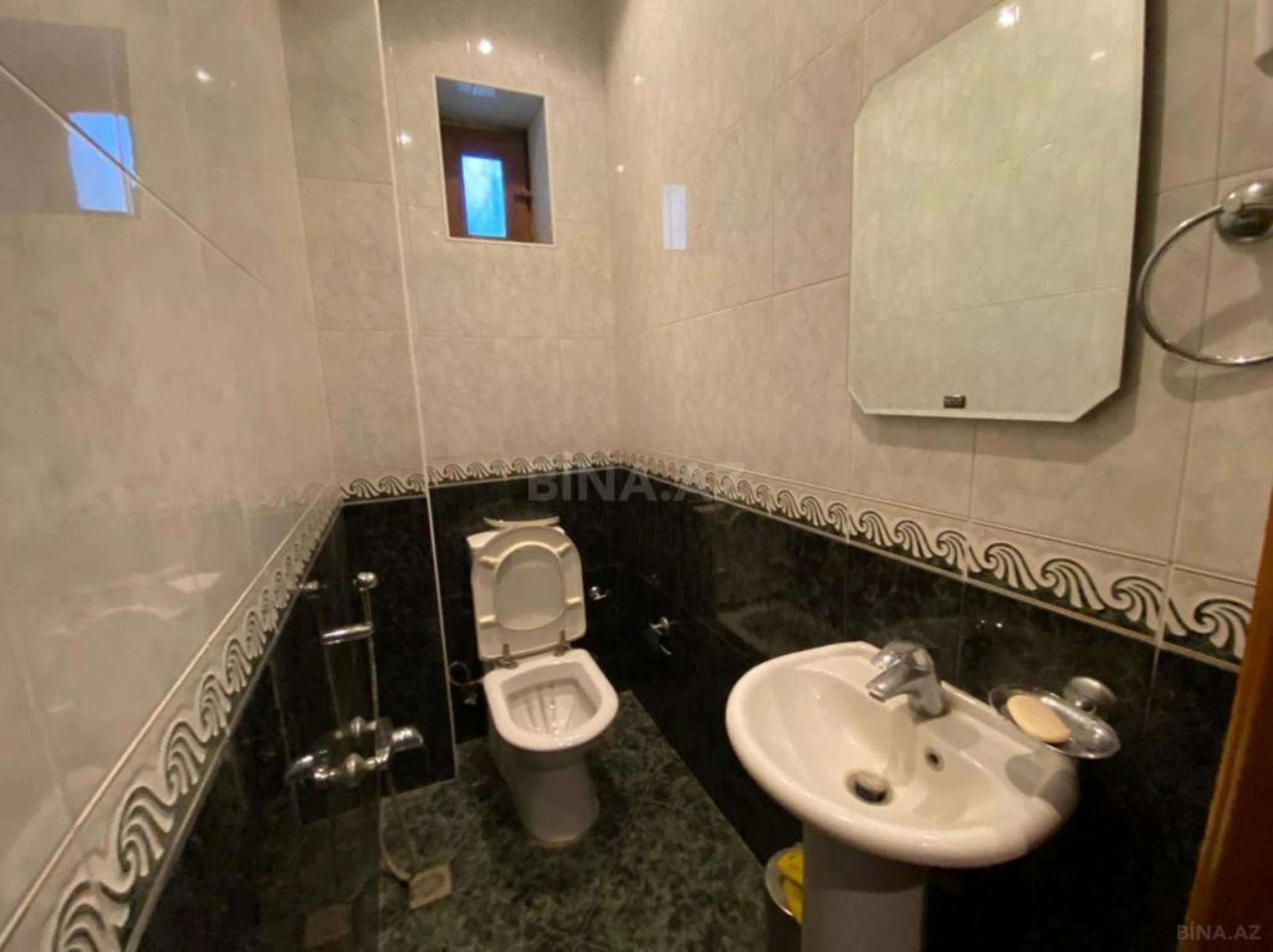 Satılır 9 otaqlı həyət evi 380 m²