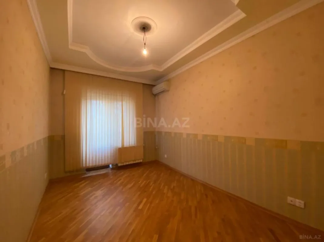 Satılır 9 otaqlı həyət evi 380 m²